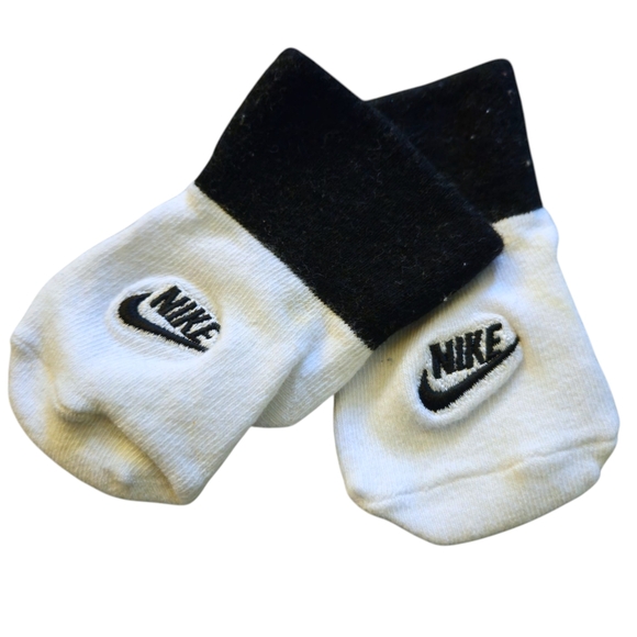 Nike Baby 6-12m Long Sleeve Bodysuit Hat Booties 3p Set Center Swoosh BnW Snaps - Picture 9 of 12